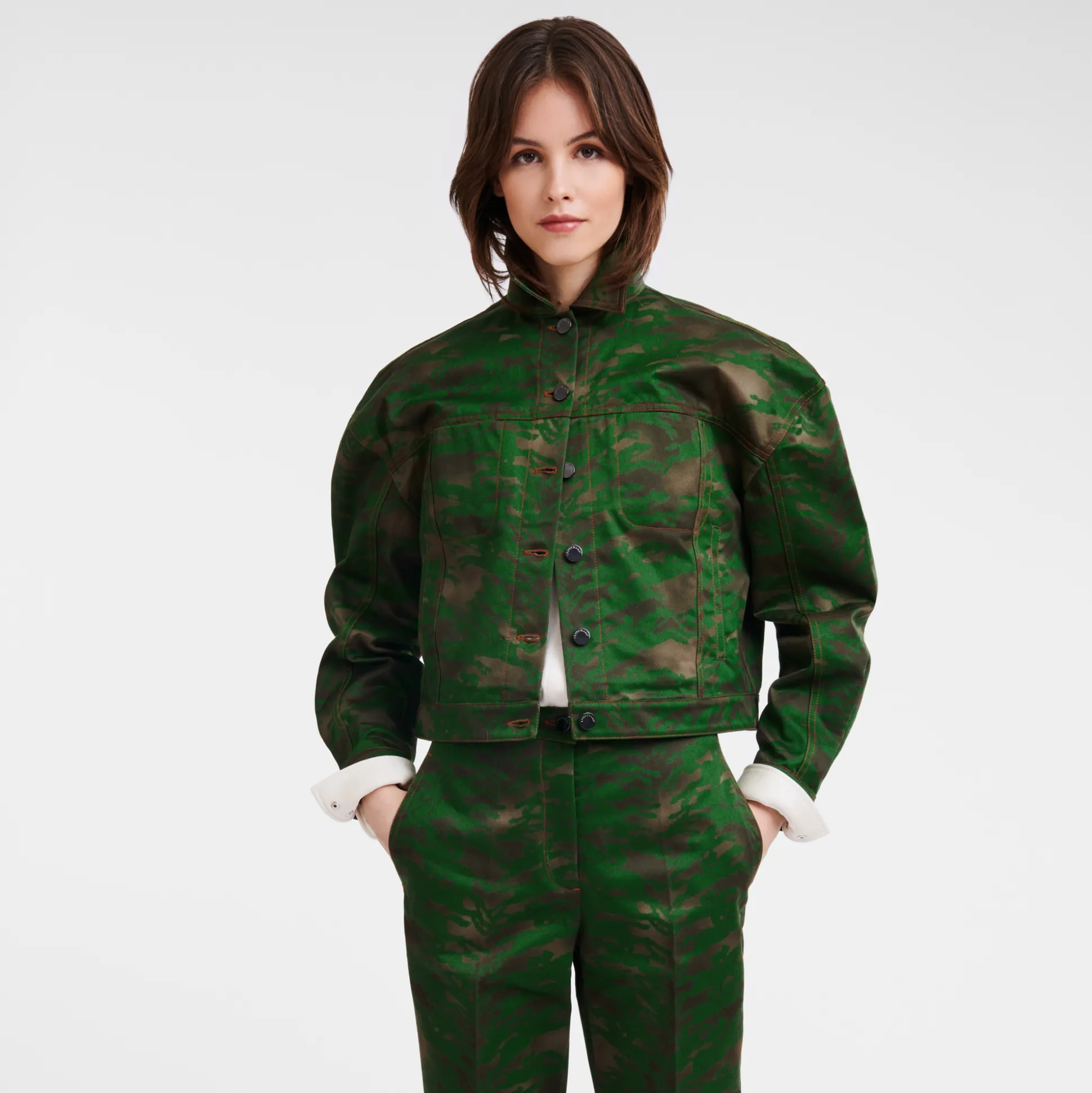 kurze_jacke_mit_steppnhten_3-1.webp Longchamp Kurze Jacke mit Steppnähten^Damen Mäntel & Jacken