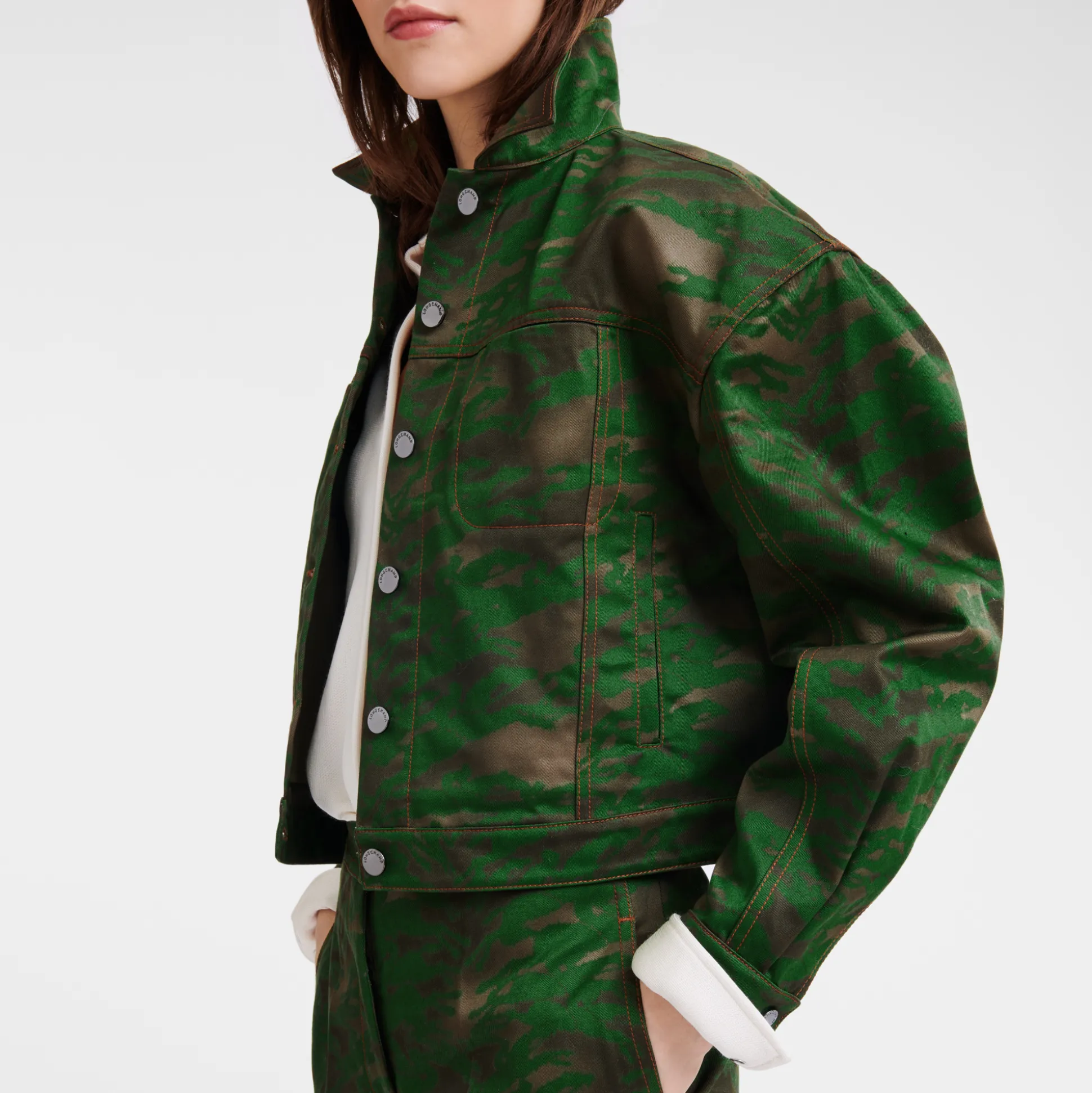 kurze_jacke_mit_steppnhten_4.webp Longchamp Kurze Jacke mit Steppnähten^Damen Mäntel & Jacken