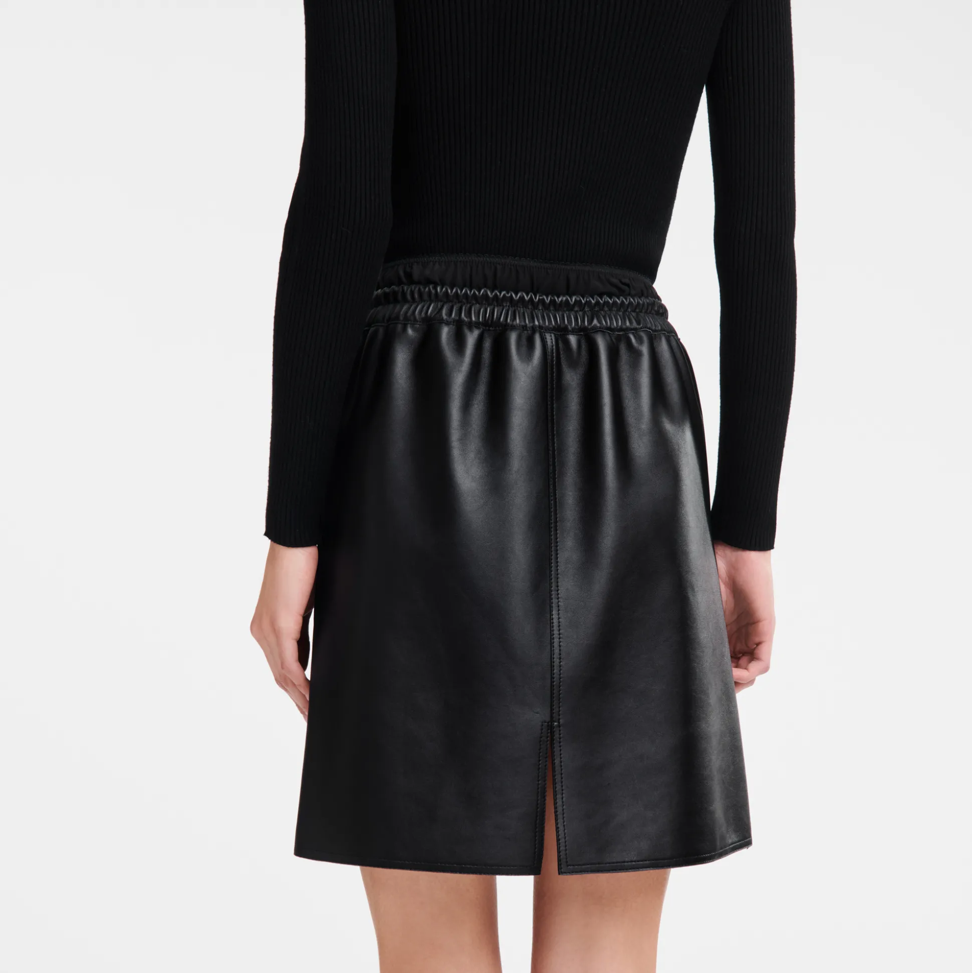 kurzer_lederrock_mit_grtelpatch_2.webp Longchamp Kurzer Lederrock mit Gürtel-Patch^Damen Kleider & Röcke