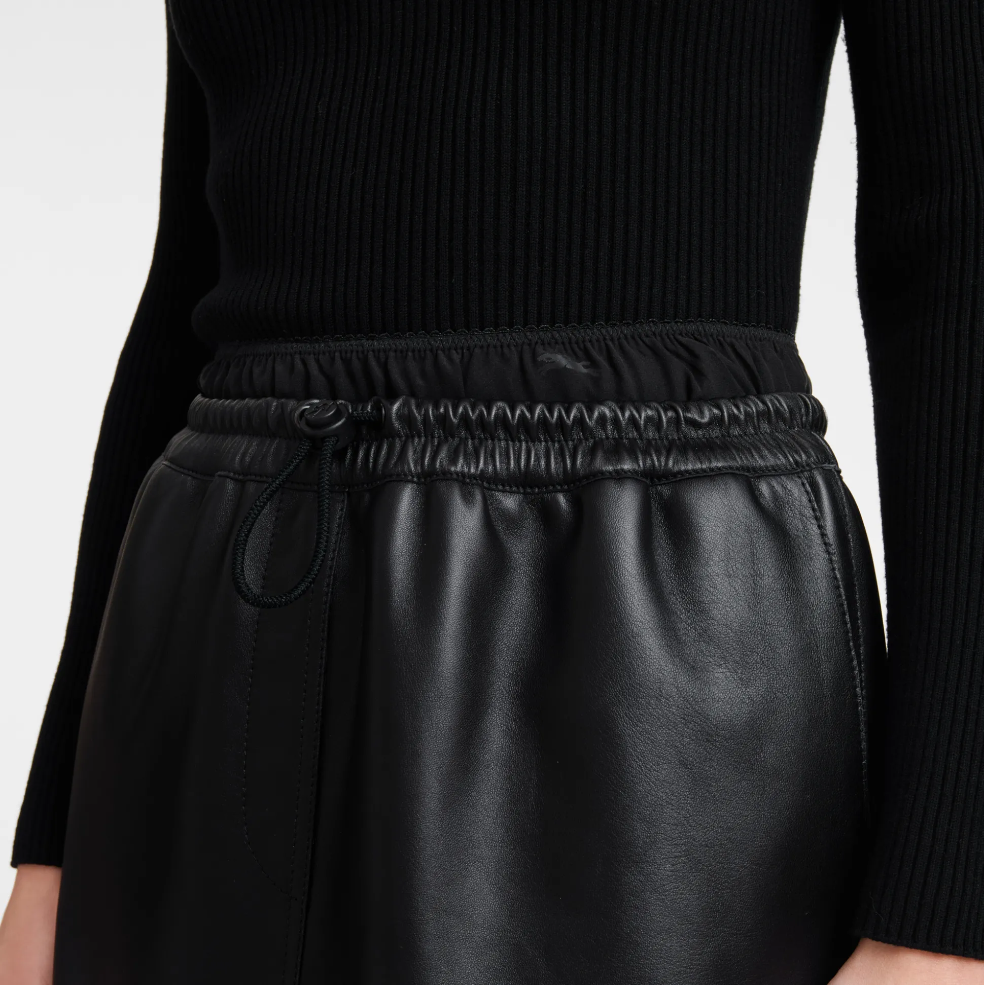kurzer_lederrock_mit_grtelpatch_3.webp Longchamp Kurzer Lederrock mit Gürtel-Patch^Damen Kleider & Röcke